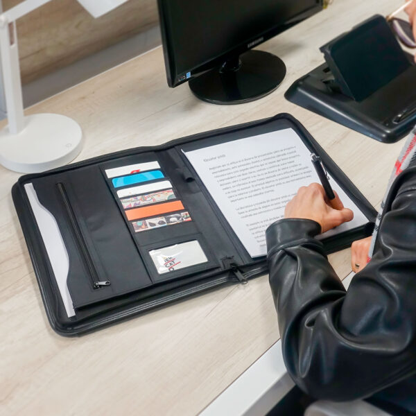 alt_promocional_publicitario_carpeta_negro_C557_contexto Carpeta con cierre ELEVATOR